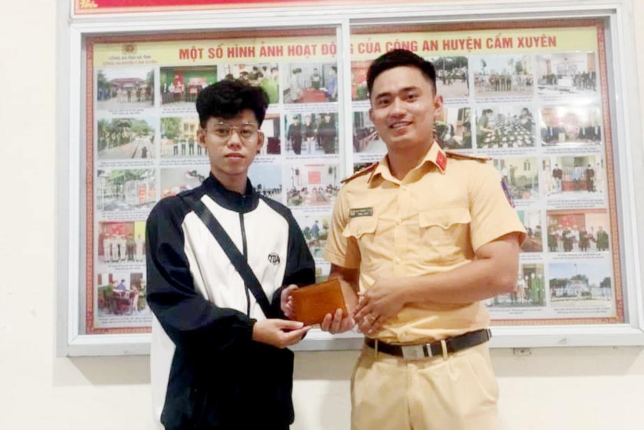 Anh Huỳnh Tân Thăng nhờ Công an huyện Cẩm Xuyên tìm trả chiếc ví cho người đánh rơi.