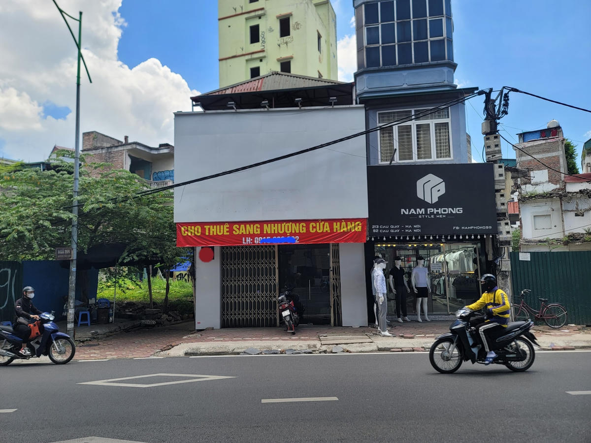 Chị Huyền Diệp đang muốn tìm người sang nhượng lại mặt bằng ở phố Cầu Giấy. Theo chị Diệp chia sẻ, mặt bằng này có diện tích theo diện tích đo làm thạch cao là 32m2, mặt tiền 5m, chị mới thuê được vài tháng để bán quần áo. Chị đang muốn cho thuê lại với giá 20 triệu/tháng, kèm theo 30 triệu sang nhượng và 60 triệu tiền cọc. Theo chị, giá này rất rẻ so với mặt bằng chung hiện nay. 