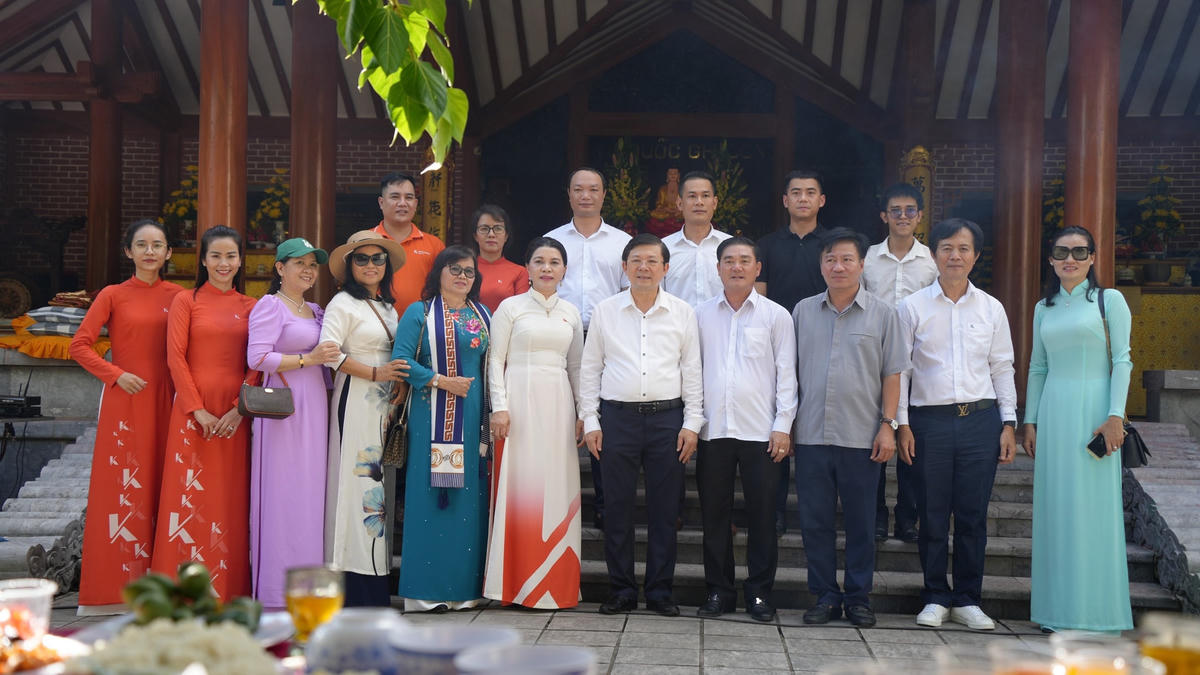 Tri ân anh hùng liệt sĩ, trao quà cho các gia đình chính sách tại Quảng Trị