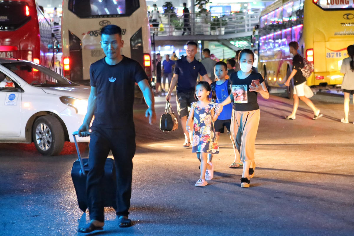 Theo chị Nguyễn Song Phương quê Hà Tĩnh cho hay, dù khá mệt mỏi nhưng đi làm xa cả năm không về nhà nên chờ vài tiếng đồng hồ cũng không cảm thấy mệt mỏi. Chỉ mong chuyến xe sớm khởi hành để có thể sớm về nhà ăn bữa cơm cùng gia đình.