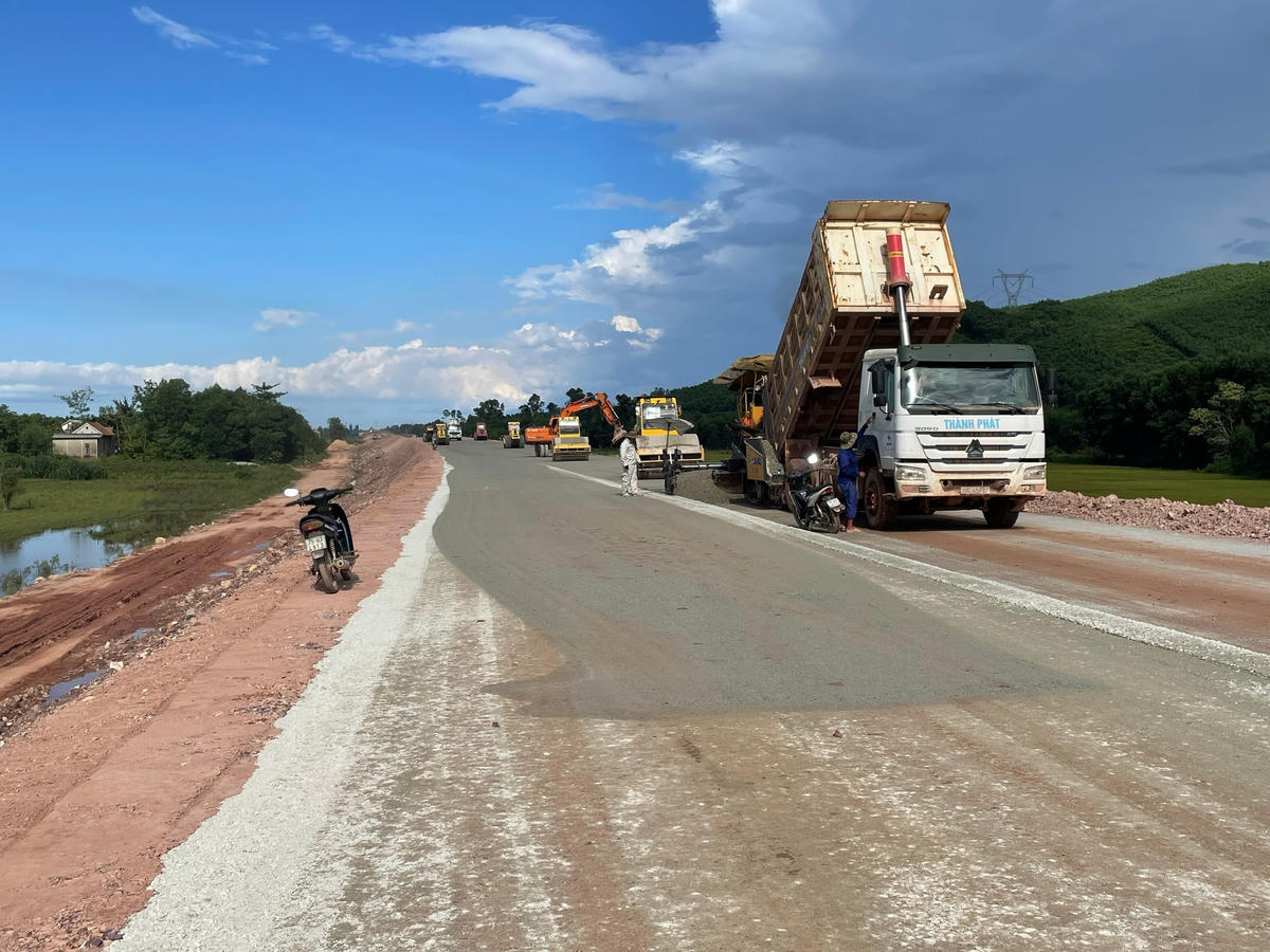 Mặc dù là ngày lễ nhưng công trường thuộc dự án cao tốc Cam Lộ - La Sơn (đoạn qua huyện Phong Điền, tỉnh Thừa Thiên - Huế) vẫn thi công như bình thường.