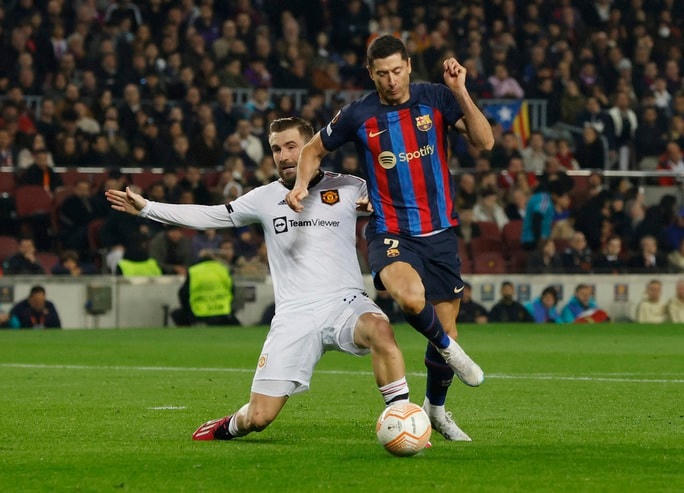 Hậu vệ Man United theo sát mũi nhọn nguy hiểm Robert Lewandowski. Ảnh: Người Lao động.