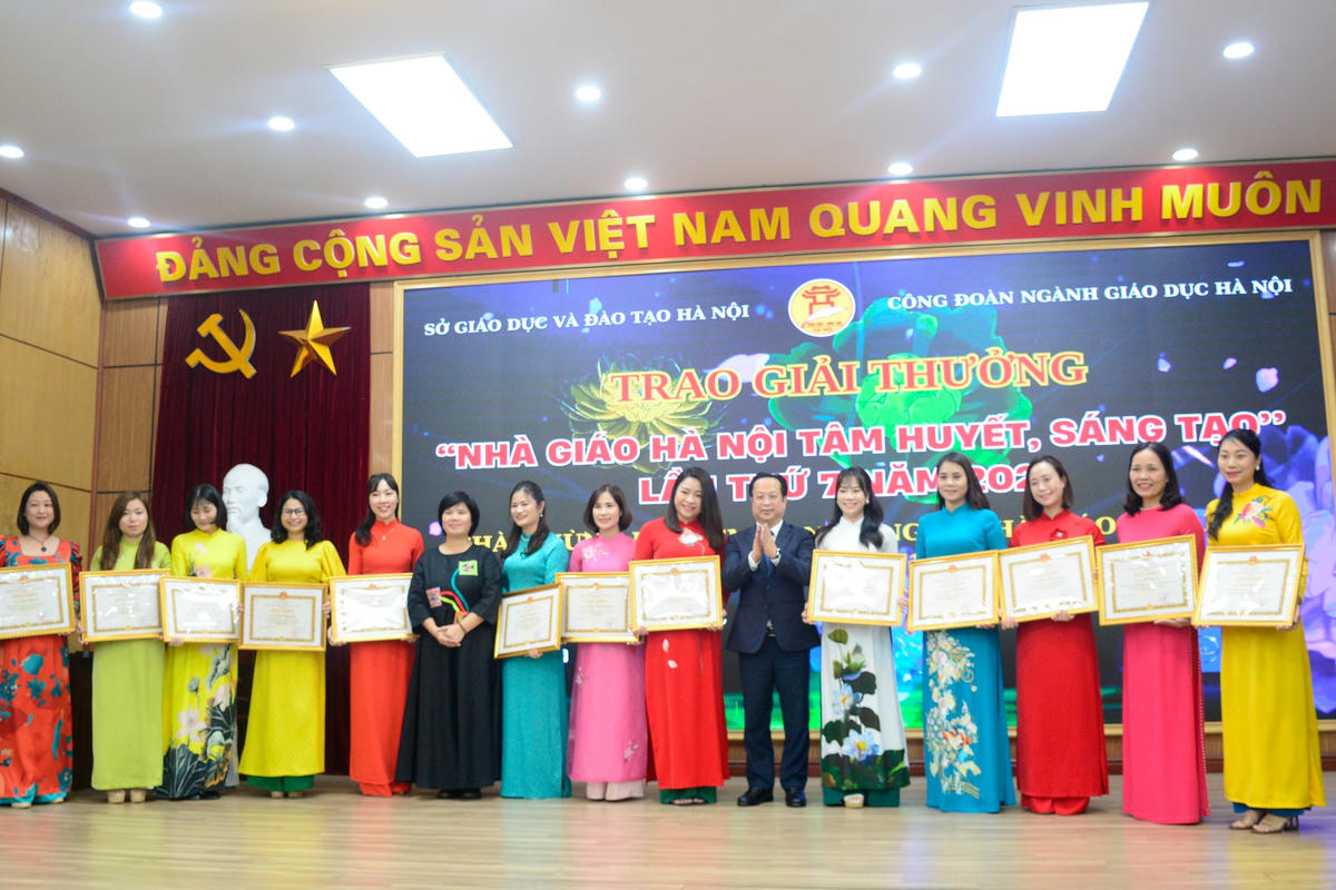 Giám đốc Sở GDĐT Hà Nội Trần Thế Cương trao giải thưởng “Nhà giáo Hà Nội tâm huyết, sáng tạo” cho các nhà giáo.
