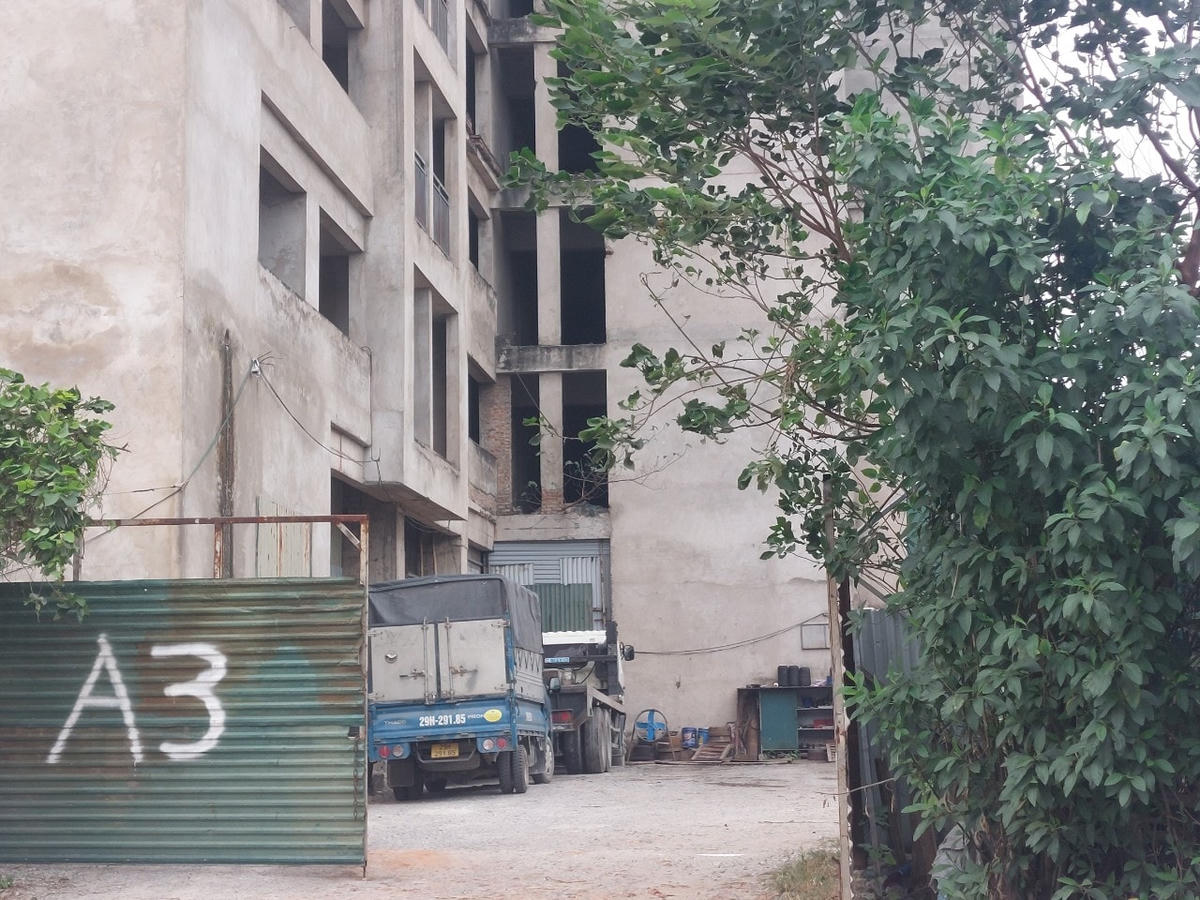 Không những vậy, một số người dân tận dụng nơi này làm gara sửa chữa ô tô, rửa xe, tập kết hàng hóa, tập kết xe vận tải…