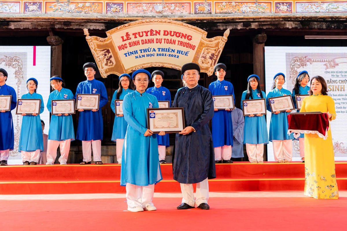 Phó Bí thư thường trực Tỉnh ủy Thừa Thiên - Huế Phan Ngọc Thọ mặc áo dài ngũ thân tại lễ tuyên dương học sinh danh dự năm học 2021-2022.  