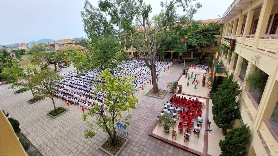 Trường THPT Hậu Lộc 2 tổ chức lễ khai giảng quy mô, trang trọng.