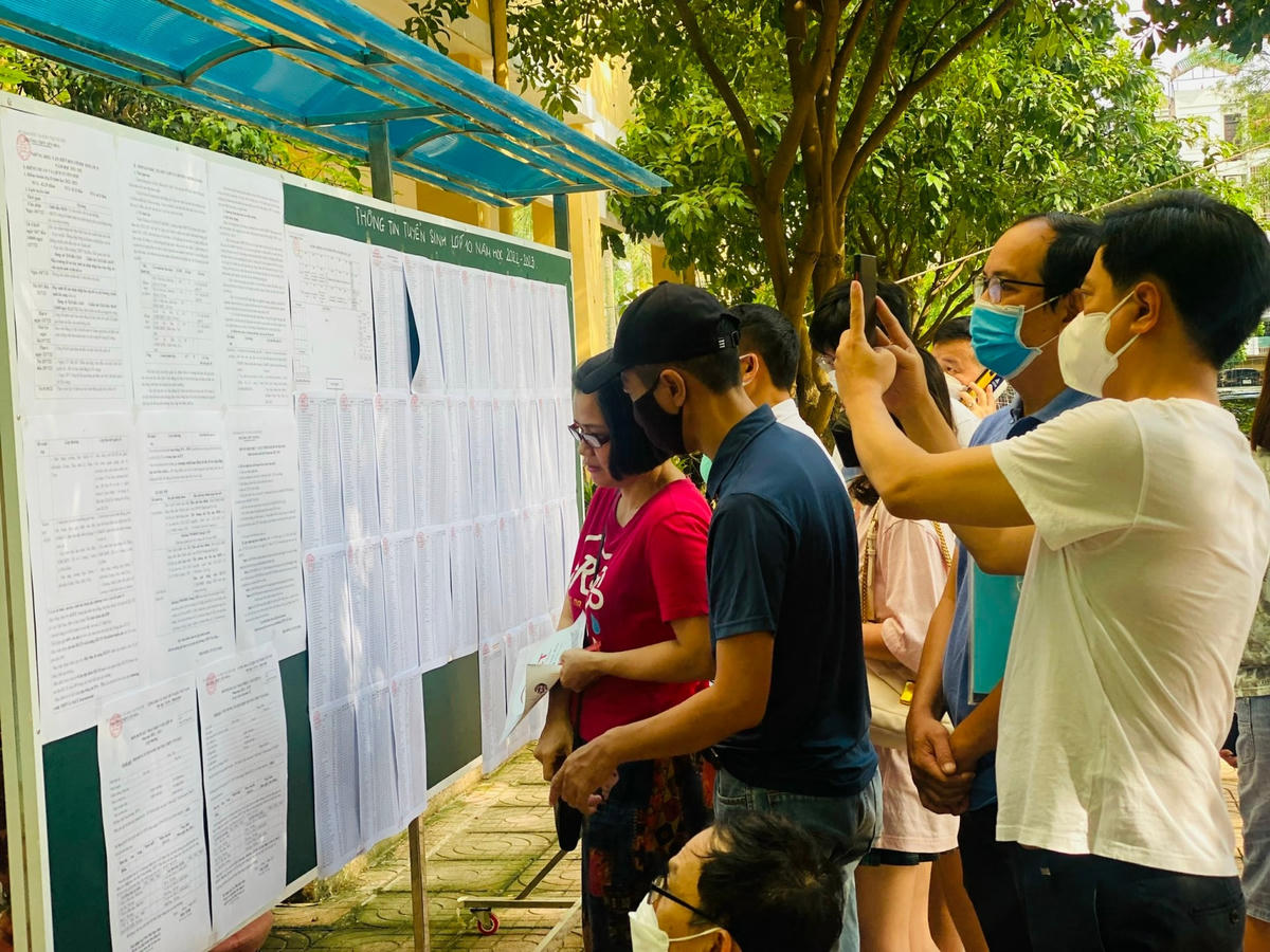 Phụ huynh và học sinh tìm hiểu thông tin nhập học của nhà trường.