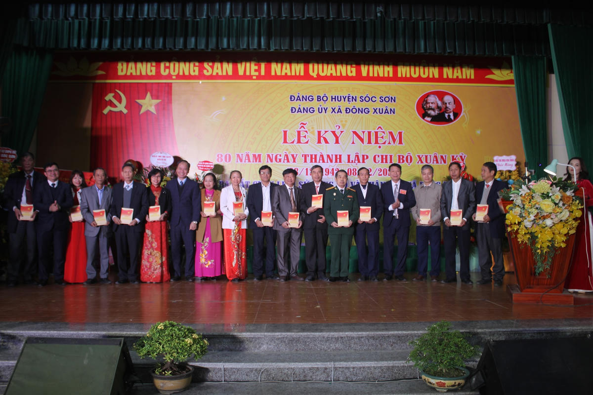 Ra mắt tái bản cuốn lịch sử Đảng bộ và nhân dân xã Đông Xuân giai đoạn 1930-2020 tại Lễ kỷ niệm.