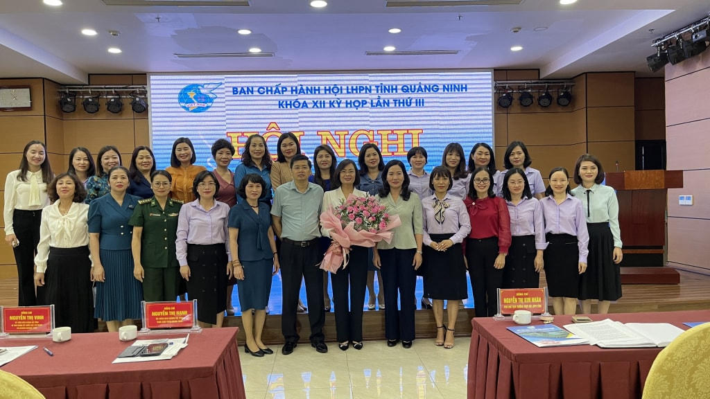 Tặng hoa chúc mừng tân Chủ tịch Hội LHPN tỉnh khóa XII, nhiệm kỳ 2021-2026. Ảnh QMG.