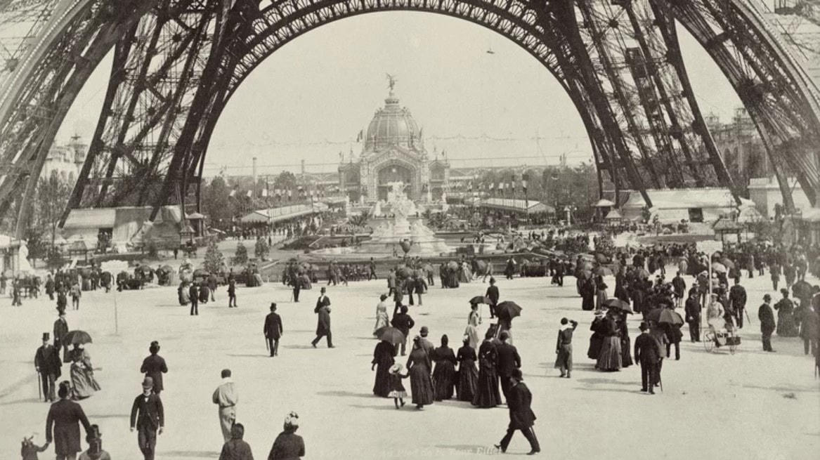 Lễ khánh thành tòa Tháp Eiffel đã chứng tỏ được sức hút và sự lộng lẫy. Ảnh: Grunge.