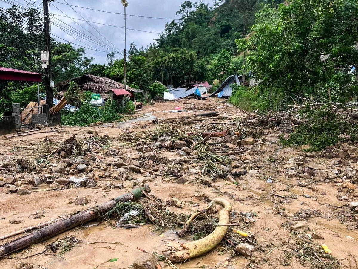 Chiều 28/8, trao đổi với PV Báo Đại Đoàn Kết, ông Nguyễn Thế Thắng - Chủ tịch UBND xã Bát Mọt cho biết: Hiện tại, địa phương đang bị cô lập do tuyến đường QL 47C từ xã Yên Nhân lên Bát Mọt đang bị đất đá vùi lấp với chiều dài trên 100m. Ảnh: Thường Xuân