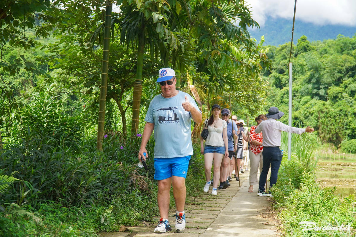 Trao đổi với PV Báo Đại Đoàn Kết, ông Hà Văn Thào - Trưởng bản Kho Mường (xã Pù Luông) cho biết: Bản hiện có 64 hộ dân với 336 nhân khẩu. 'Trước đây, cuộc sống người dân gắn chặt với nương rẫy, thu nhập bấp bênh. Từ năm 1998, khi có những vị khách quốc tế đầu tiên đặt chân đến, du lịch dần mở ra cánh cửa mới cho bản làng này', ông Thào tâm sự. Ảnh: Đình Minh
