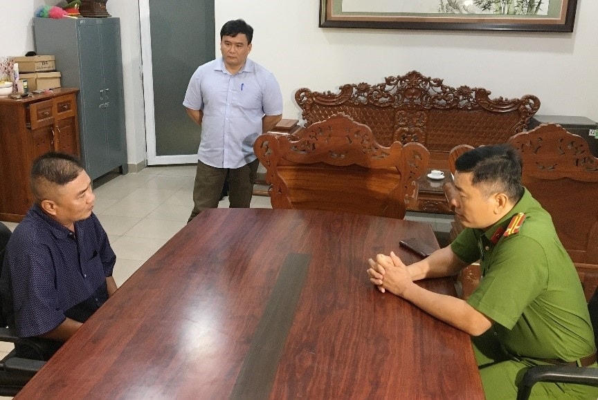 Hứa Nghiệp Thắng (áo đen) lúc vừa bị bắt. Ảnh: Công an cung cấp.