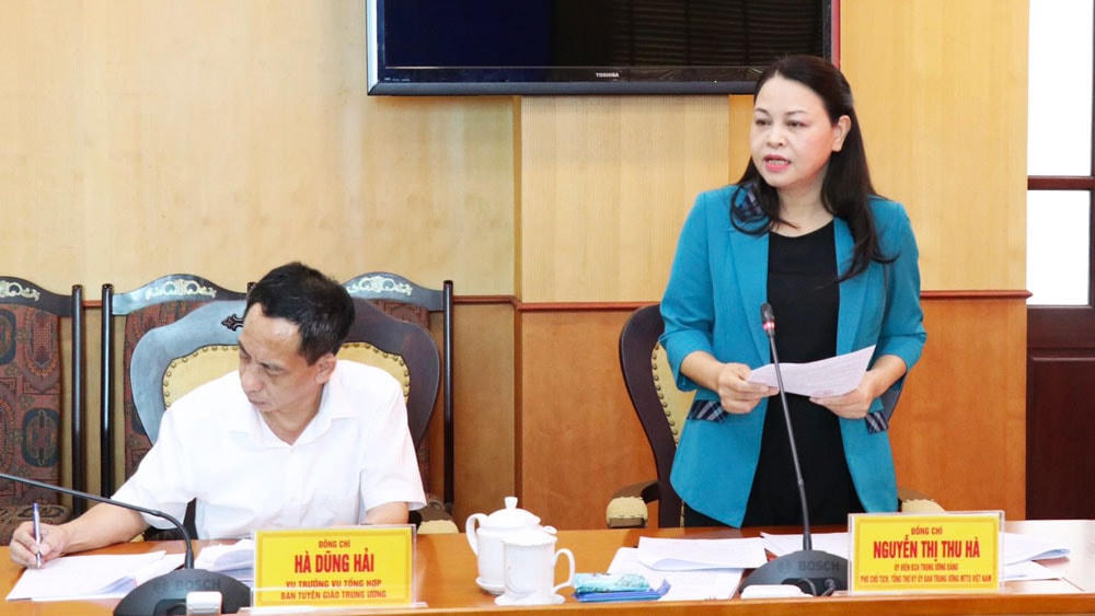 Phó Chủ tịch - Tổng Thư ký UBTƯ MTTQ Việt Nam Nguyễn Thị Thu Hà thông qua kế hoạch, dự kiến chương trình làm việc của Đoàn kiểm tra tại Thái Nguyên. Ảnh: Hồng Tâm.