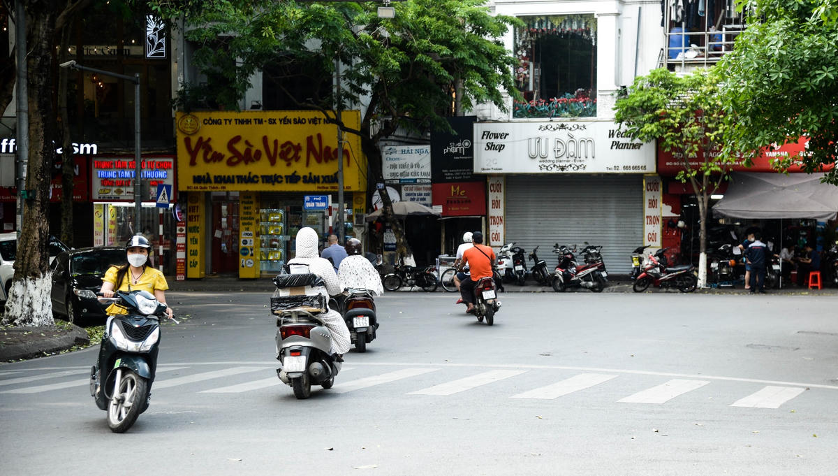  Số lượng người đi ngược chiều nhiều tới mức, chính những người tham gia giao thông nếu không để ý biển cấm sẽ dễ bị nhầm lẫn và hoà vào dòng người đi ngược chiều.