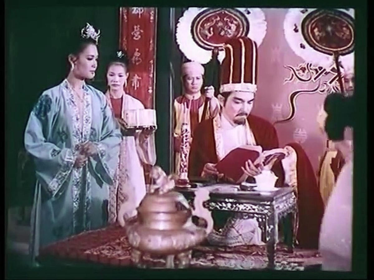 Cảnh trong phim Đêm hội Long trì.