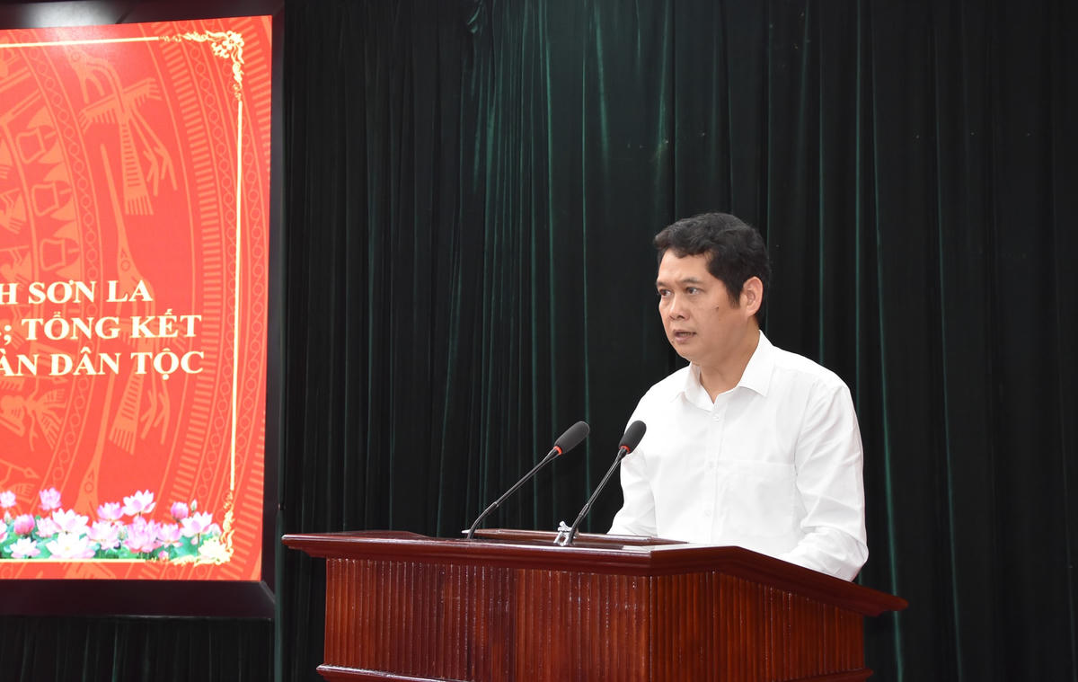 Ông Vi Đức Thọ, Chủ tịch Ủy ban MTTQ tỉnh Sơn La phát biểu khai mạc Hội nghị.