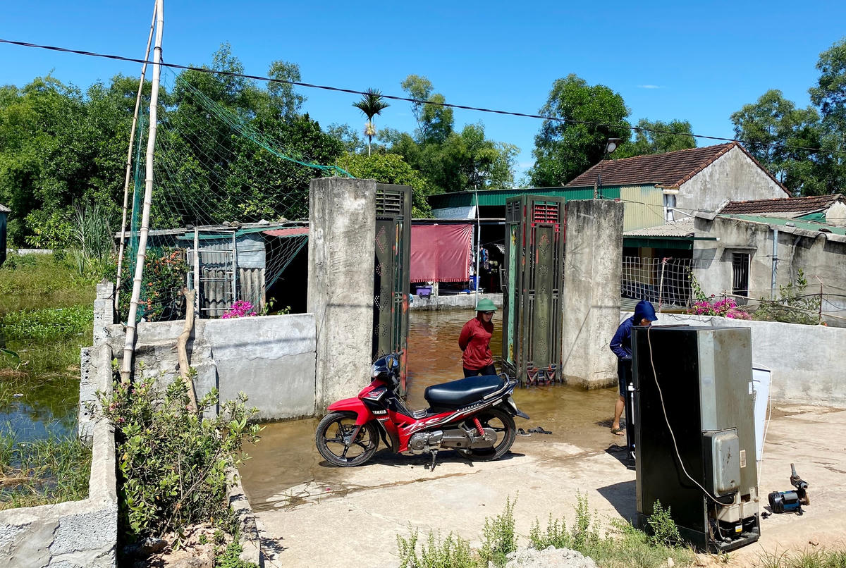 Nhiều hộ dân và di dời các thiết bị điện.