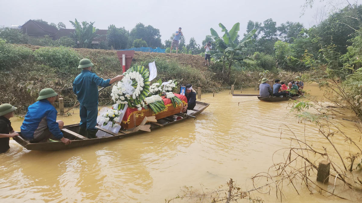 Hơn 10 chiếc thuyền đưa tang trong lũ khiến ai cũng xót xa.
