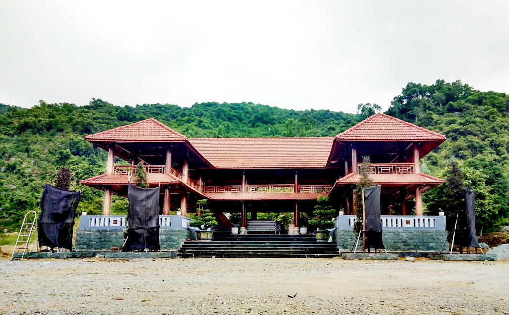 Trên phần đất thực địa, bà Phan Thị Châu đã xây dựng một nhà sàn gỗ 2 tầng với diện tích 301,8 m2 cùng nhiều công trình khác.