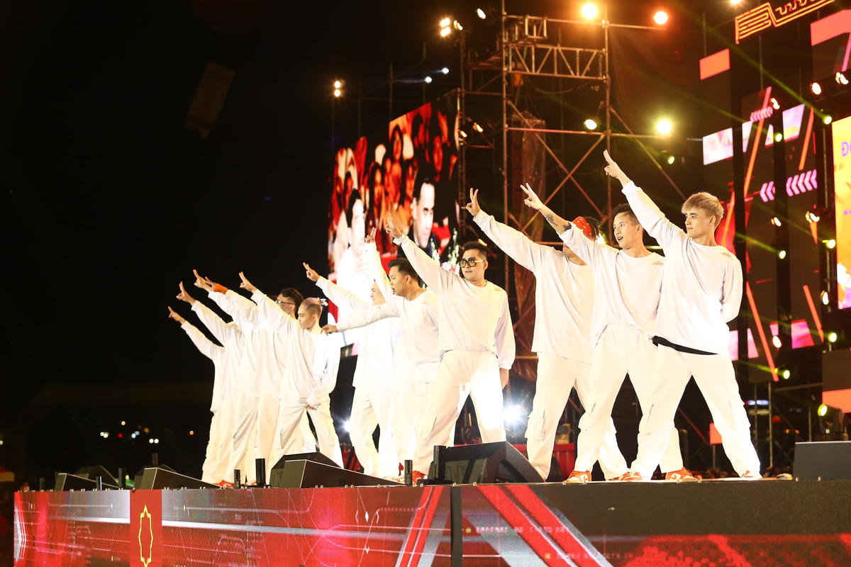 Khi nhảy solo, các vũ công thường lựa chọn trang phục theo sở thích cá nhân giúp làm nổi bật cá tính cũng như thu hút ánh nhìn từ khán giả. Ngược lại, các dancer sẽ chọn trang phục với màu sắc cùng tông để tạo sự đồng nhất, phù hợp với cá tính bài nhảy và tạo hiệu ứng bắt mắt trên sân khấu.