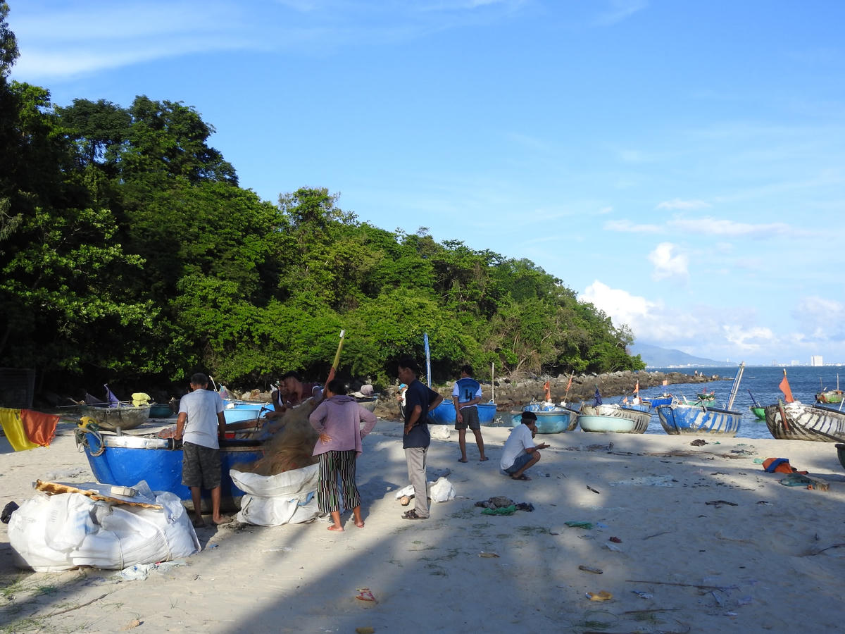 Đà Nẵng: Người dân Nam Ô phản đối doanh nghiệp rào lối đi xuống bãi đậu ghe, thuyền