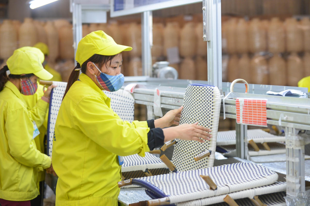 Doanh nghiệp thay đổi để vượt qua giai đoạn khó khăn. Ảnh: Quang Vinh.