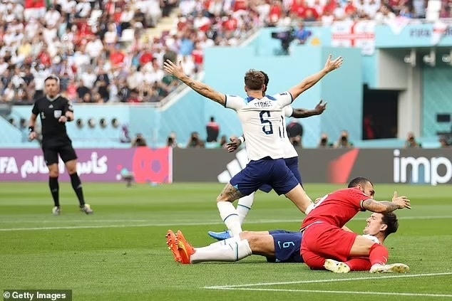 Harry Maguire bị kéo ngã trong vòng cấm nhưng tuyển Anh không được hưởng quả phạt đền (Ảnh: Getty).