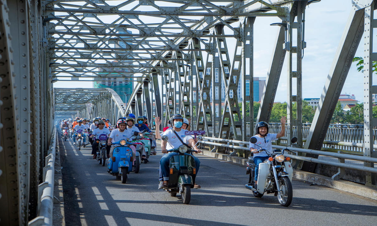 Diễu hành xe máy cổ quảng bá điểm đến và các sản phẩm du lịch tỉnh Thừa Thiên - Huế. Ảnh: Đình Hoàng.
