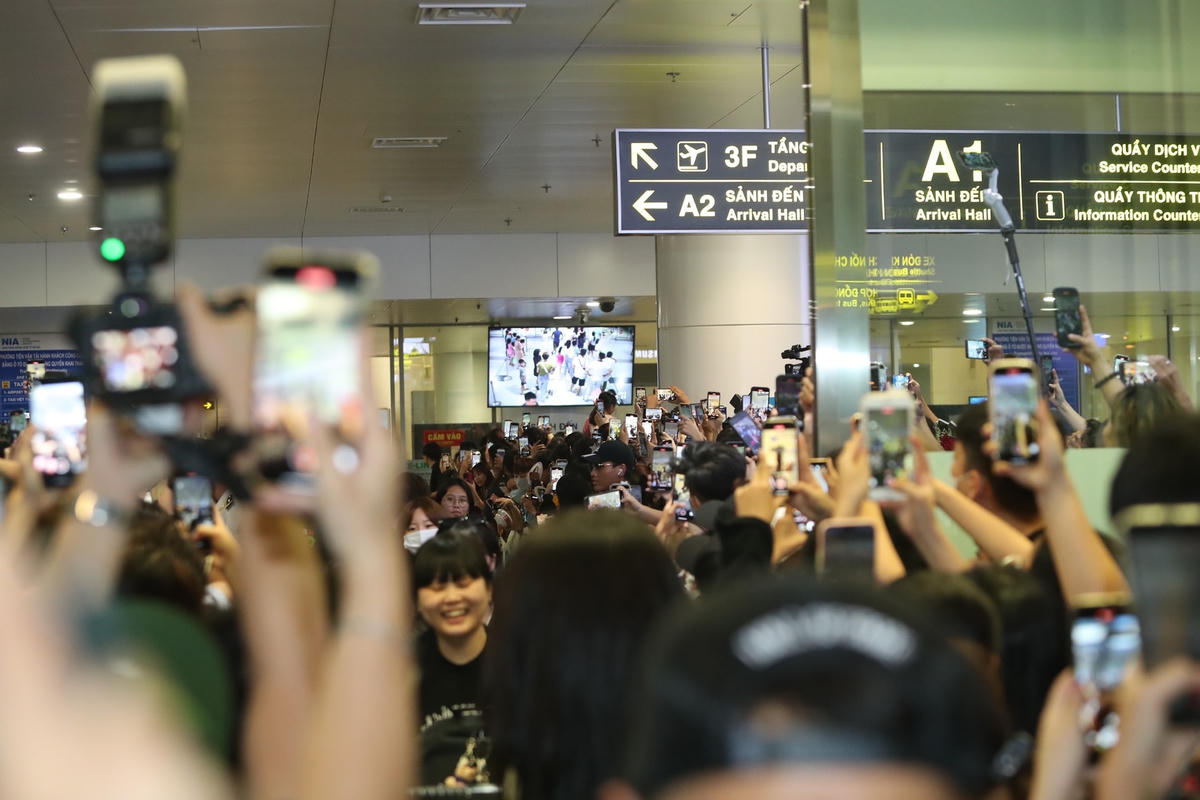 Hành khách của những chuyến bay khác xuất hiện người hâm mộ cũng reo hò, không ít vị khách  bất ngờ trước không khí náo nhiệt mà các bạn trẻ tạo ra.