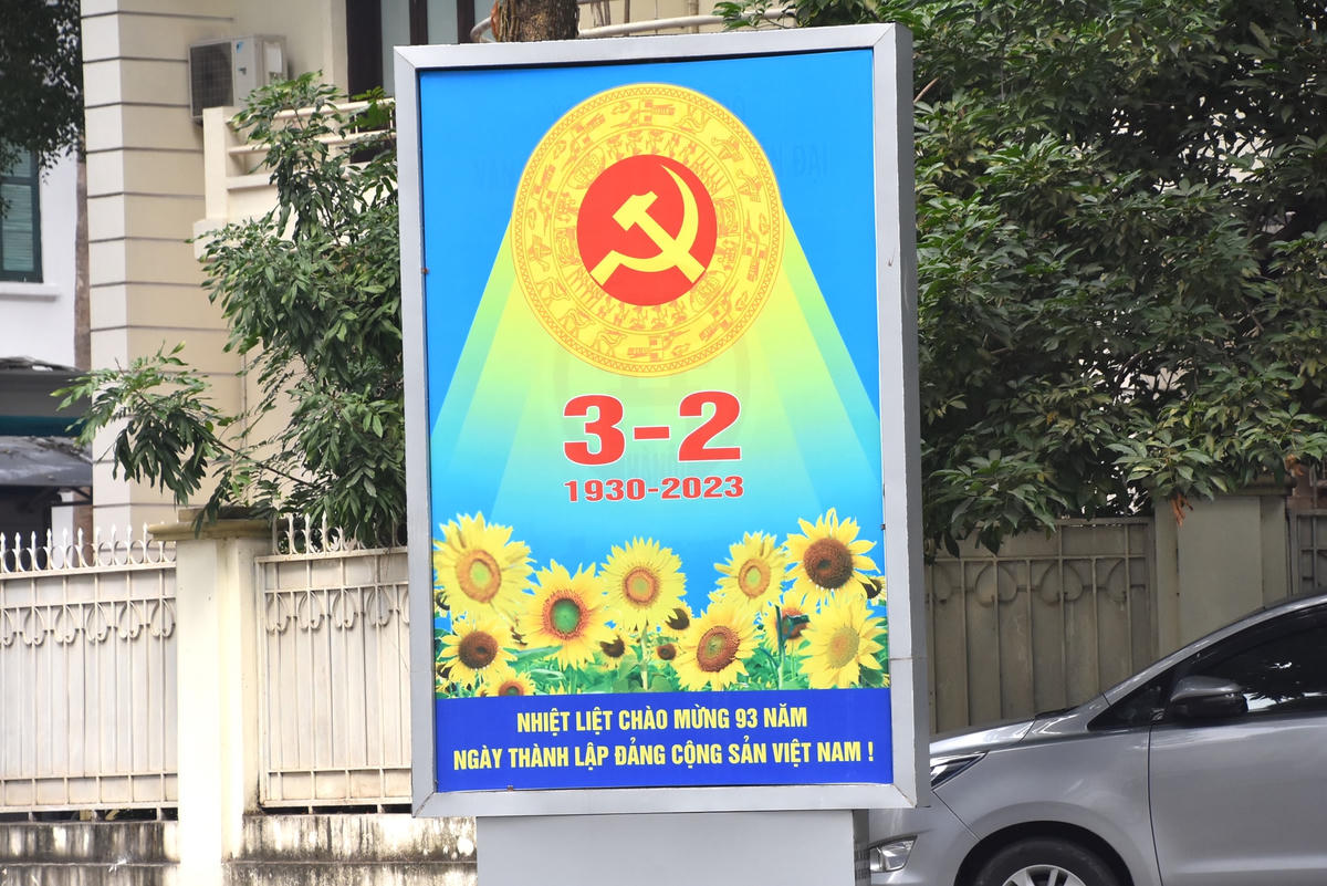 Nhiều tấm pano cỡ lớn được dựng trên khu vực ngã ba, ngã tư trung tâm.