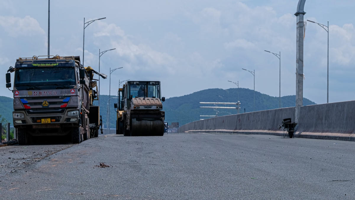 Nếu không đáp ứng được yêu cầu về nhân sự chủ chốt, thiết bị thi công chủ yếu cho phù hợp với quy mô dự án nhà thầu sẽ bị loại. Ảnh minh họa.