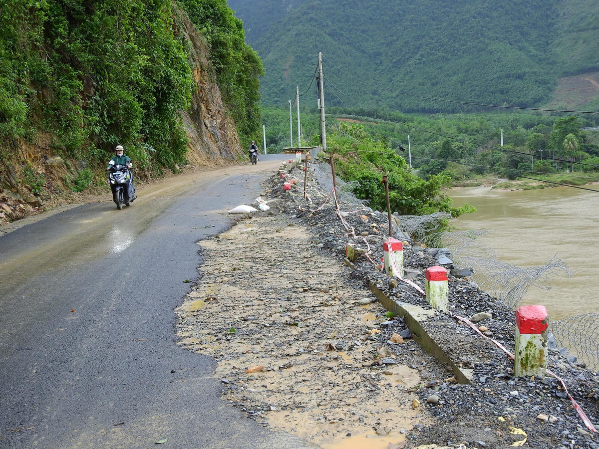Vách đá ta luy dương tại khu vực sạt lở thiếu điểm tựa nên lúc nào cũng có thể tụt xuống nền đường. Ảnh: Thanh Tùng.