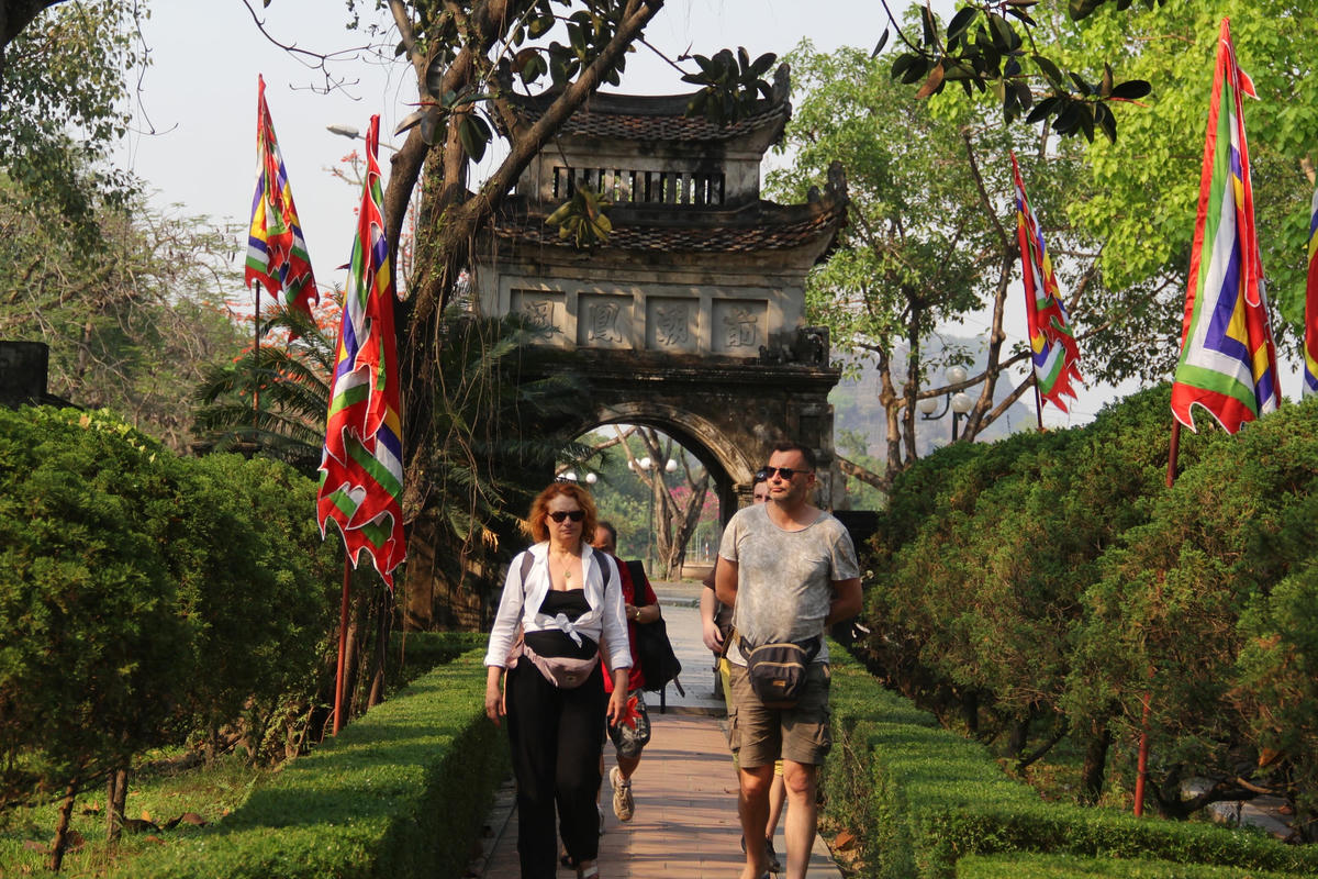 Khách quốc tế tham quan tại Đền thờ Đinh Tiên Hoàng (Ninh Bình). Ảnh: Quang Vinh.