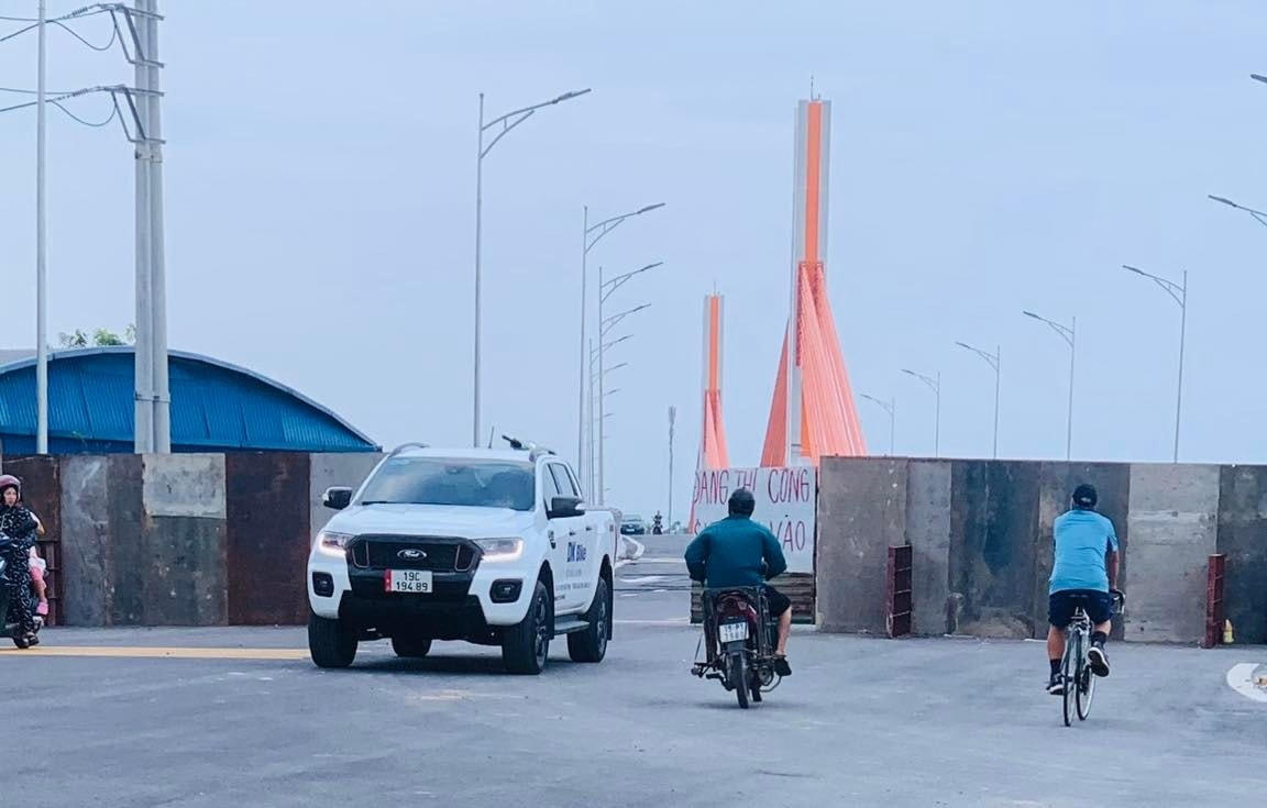 Thậm chí buổi chiều, không hiểu sao, ngoài người đi bộ, còn có cả ô tô, xe máy và xe đạp cũng có thể đi lên cầu.