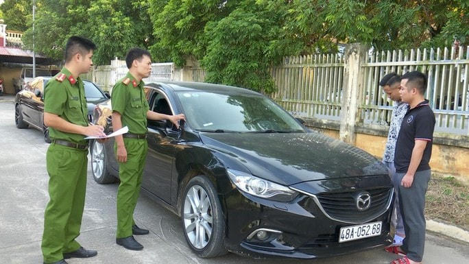 2 thanh niên cùng chiếc xe Mazda 6.