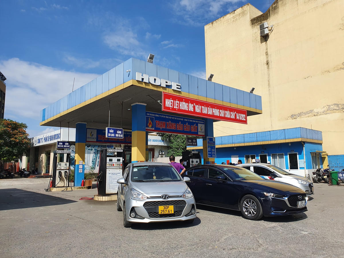 Các cây xăng đều đã trở về trạng thái hoạt động bình thường. Lượng phương tiện đổ về cây xăng đã không còn trở nên ngột ngạt như thời điểm trước đây.