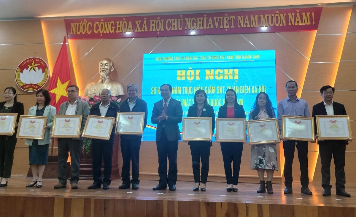 Các tập thể, cá nhân có thành tích xuất sắc trong thực hiện giám sát, phản biện xã hội nhận bằng khen.   