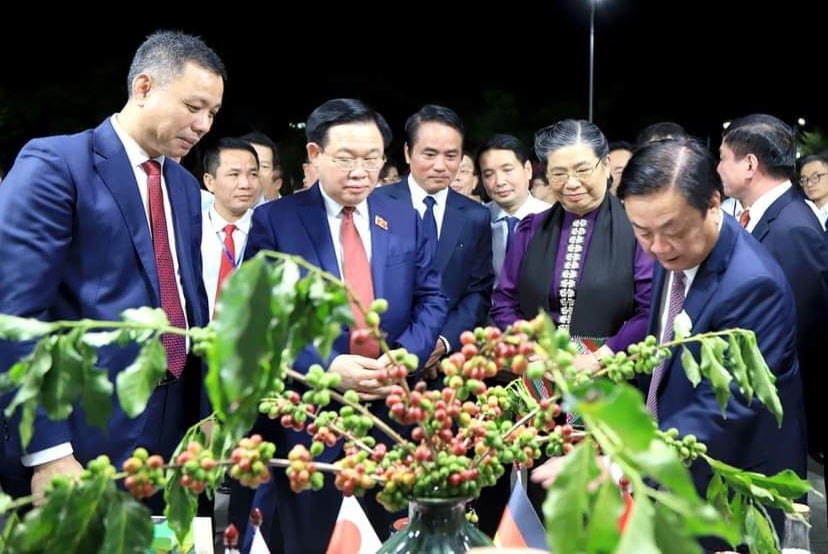 Chủ tịch Quốc hội Vương Đình Huệ cùng nhiều lãnh đạo đã có buổi làm việc và tham dự khai mạc Lễ hội.