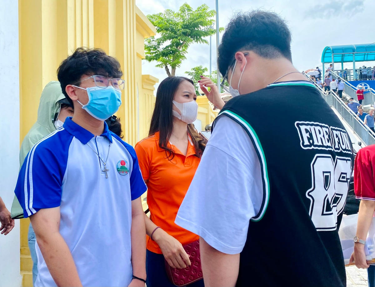 Em Nguyễn Tiến Đạt (cựu học sinh trường THCS Lê Văn Tám) cho biết: Đề thi này không khó nhưng cũng khiến em thấy hơi bất ngờ vì em chưa ôn bài này kĩ nhưng em vẫn làm được bài.