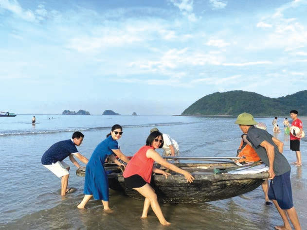 Du khách trải nghiệm các nghề truyền thống của ngư dân bản địa.