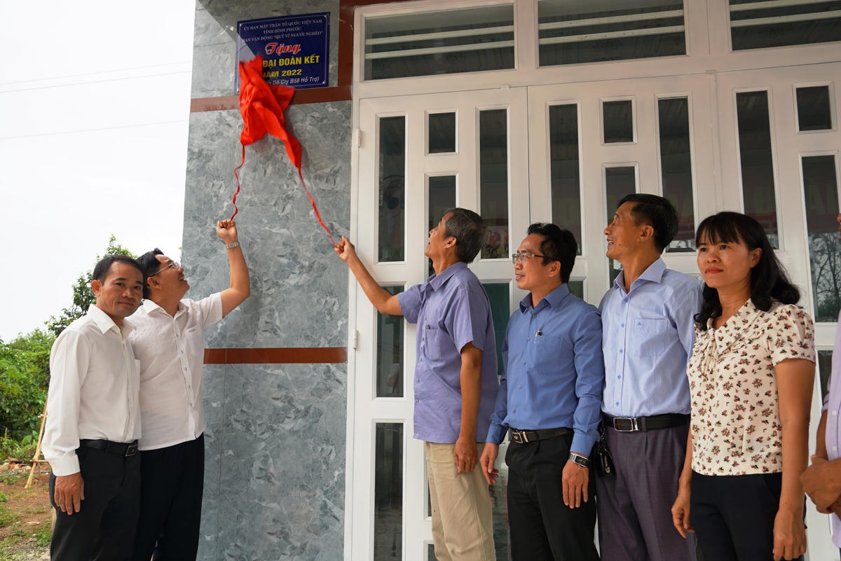 Thực hiện nghi thức bàn giao nhà tại thị trấn Thanh Bình, huyện Bù Đốp, tỉnh Bình Phước. Ảnh: Mạnh Thìn.
