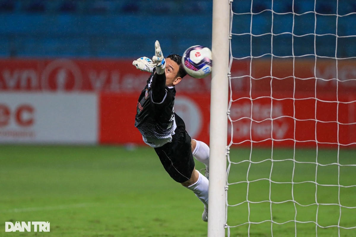 Văn Lâm chơi chắc chắn trong khung thành CLB Bình Định. Ảnh: Dân Trí.