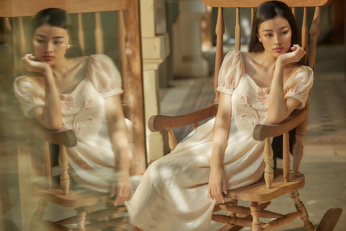 Đạo diễn Phan Gia Nhật Linh cho biết ấn tượng nét đẹp thanh tú với mái tóc đen dài đậm nét Á Đông. Khi casting, anh muốn tìm một thiếu nữ với gương mặt có nét bí ẩn, dịu dàng nhưng nổi loạn bên trong. 