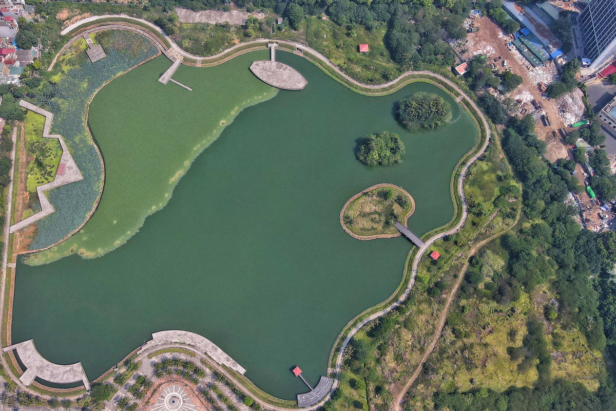 Theo đơn vị đầu tư, công viên được thiết kế theo phong cách sân golf cao cấp với đầy đủ các tiện ích nội khu như: khu quảng trường vui chơi, khu khách sạn, nhà hàng bến thuyền, đường dạo nội bộ, đầm sen, rừng thông, đài phun nước… Với phong cách thiết kế này, công viên hồ điều hòa Phùng Khoang được kỳ vọng tạo điểm nhấn sang trọng nhưng gần gũi với môi trường, cảnh quan, tạo cảm hứng sáng tạo và tận hưởng cuộc sống ý nghĩa cho cư dân giữa lòng Thủ đô.
