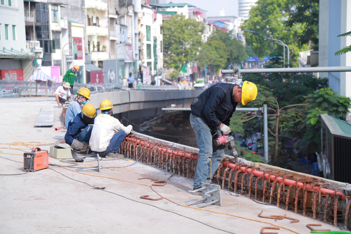 Theo ông Nguyễn Chí Cường, hiện đơn vị thi công đang nỗ lực thực hiện hạng mục bê tông gờ lan can (450/600 m), lắp đặt lan can thép (100/600 m). Thời gian tới nhà thầu sẽ tập trung thi công lan can thép, khe co giãn, lớp phòng nước và lắp dựng bó vỉa, tổ chức giao thông, sơn kẻ vạch…