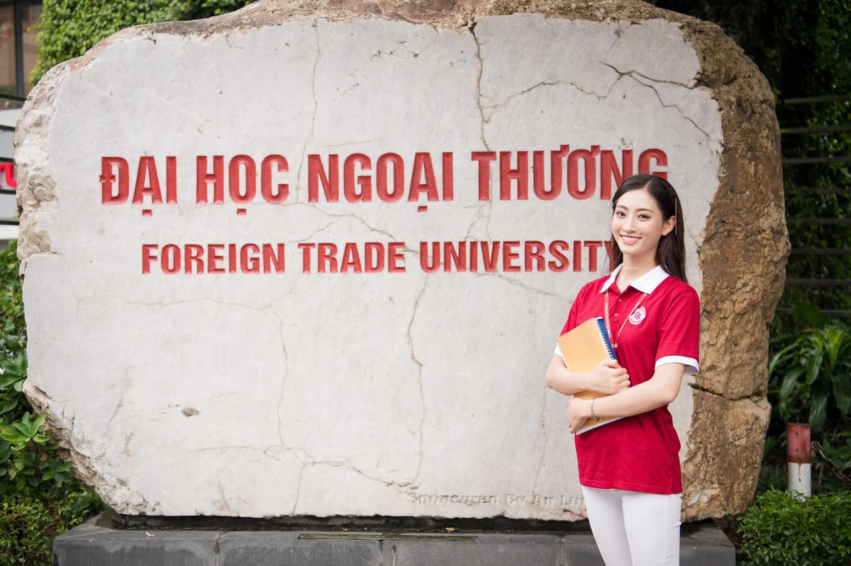 Hoa hậu Lương Thùy Linh tốt nghiệp Đại học Ngoại thương loại xuất sắc.