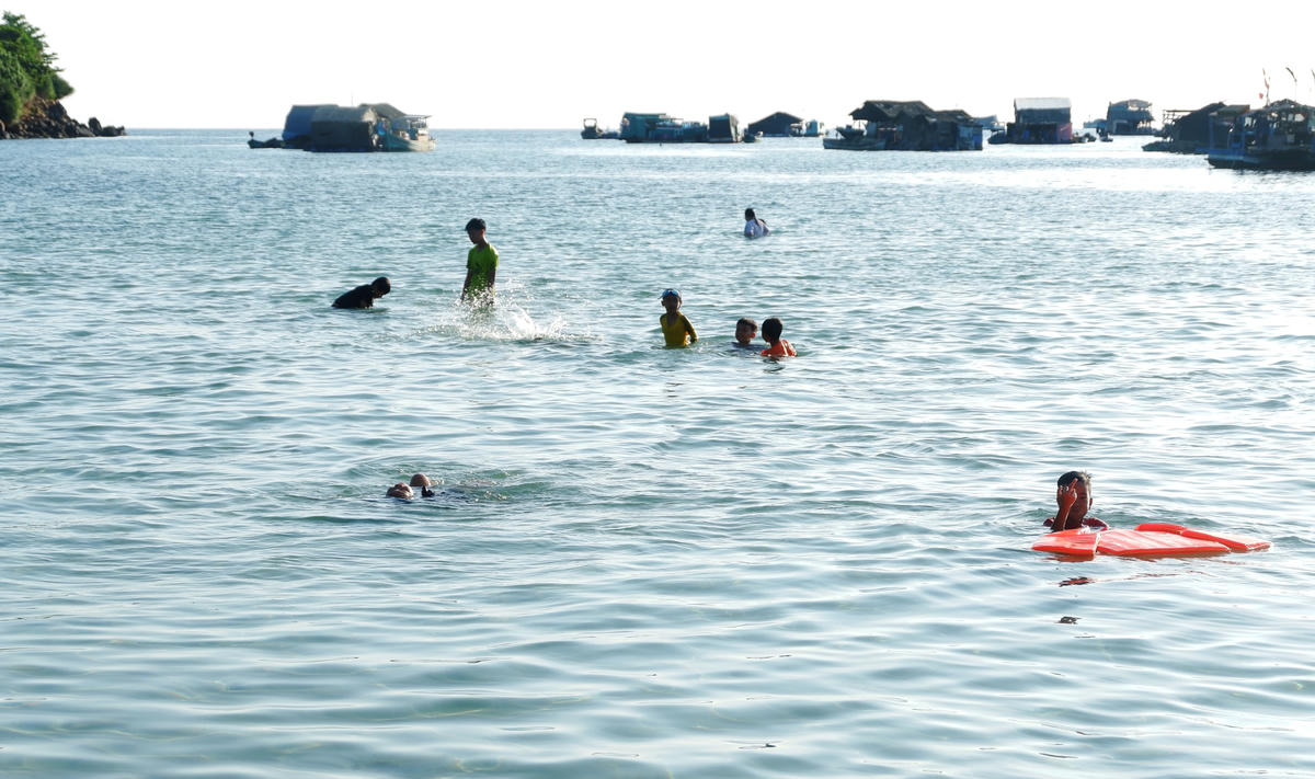 Trẻ em ở đảo Thổ Châu vui vẻ nô đùa ở biển. 
