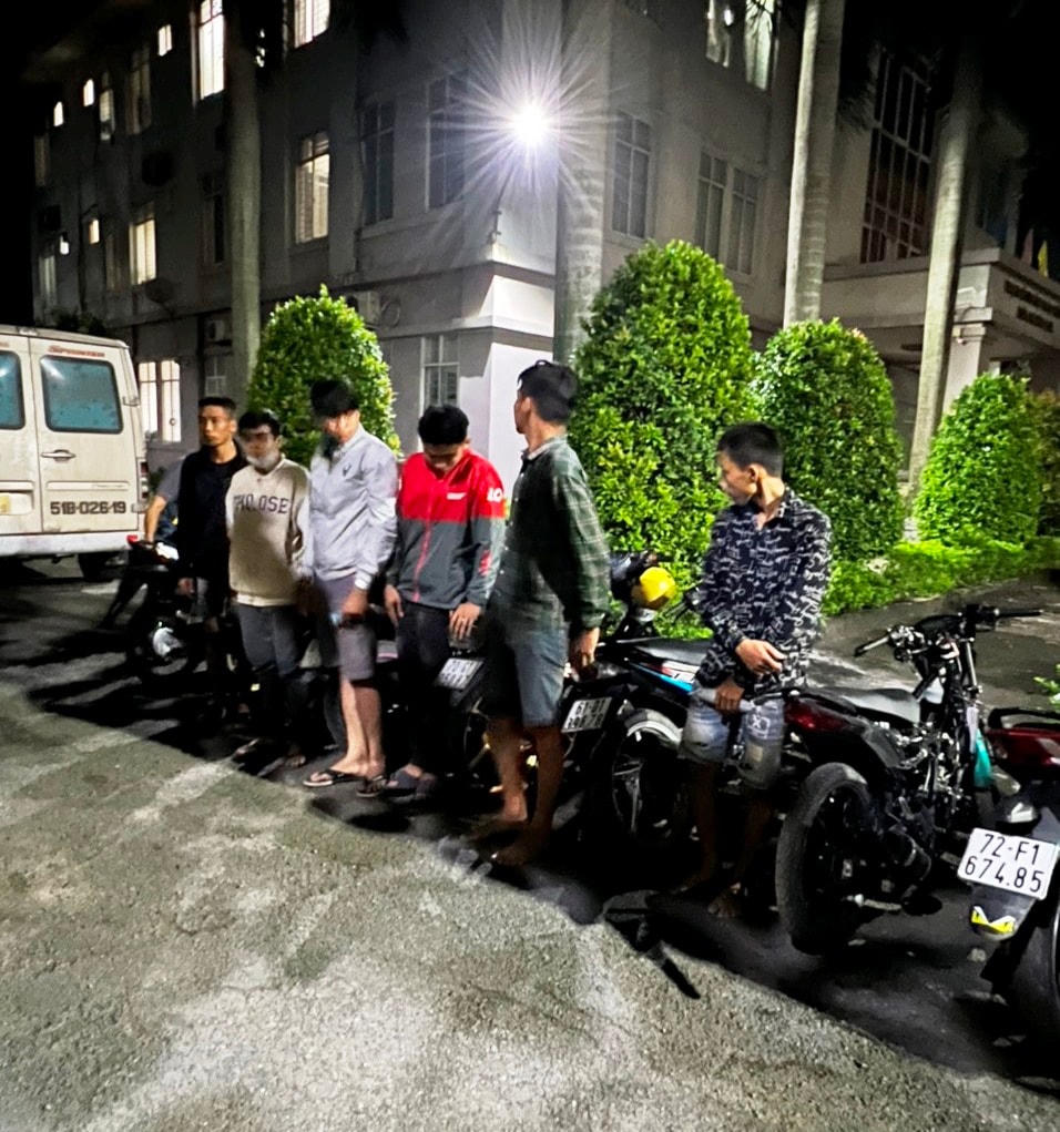 Các đối tượng cùng tang vật vi phạm tại cơ quan Công an. Ảnh: Trạm Cảnh sát giao thông Ngã ba Thái Lan cung cấp.