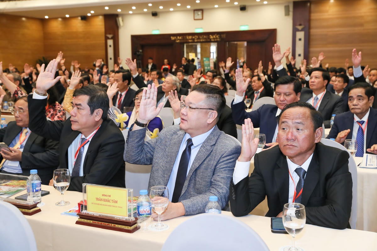 Đại biểu tiến hành biểu quyết tại Đại hội. Ảnh: Quang Vinh.